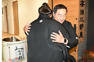 安治川親方(右)と歓喜のハグもみせた安青錦