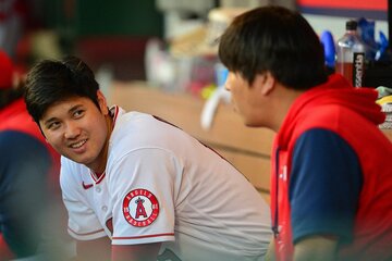  水原通訳(右)と話す大谷（ロイター＝USA　TODAY　Sports)