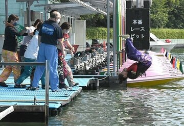  ６R１着で水神祭を挙げた土屋南（右）