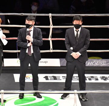  挨拶する亀田興毅会長（左）と亀田大毅副会長（東スポWeb）