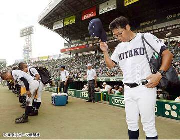  敗れて引き揚げる久保監督（右）ら佐賀北ナイン