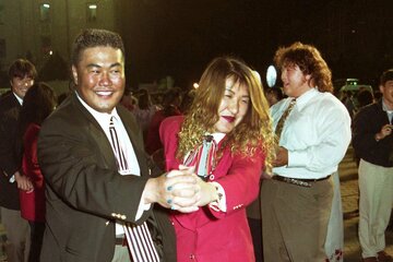 北朝鮮大会の祝賀会で踊る佐々木健介と北斗晶（１９９５年）