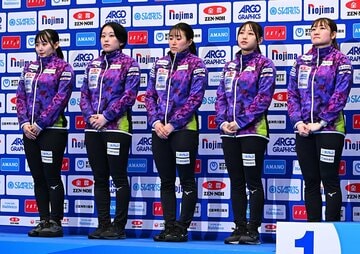 【写真】表彰式で…笑顔になるまで時間がかかった北海道銀行のメンバーたち