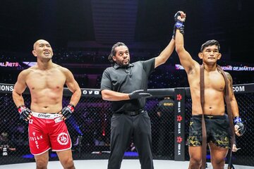 アウンラ・ンサン(右)に敗れた岡見（©ONE Championship）