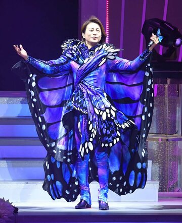  華麗な衣装の数々が展示される