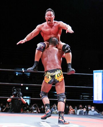  田中将斗(下)にスパイラルボムで担がれた杉浦（東スポWeb）