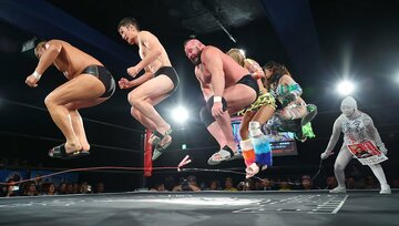 健康サンダル着用で大縄跳びを飛ぶ鈴木みのる(左端)