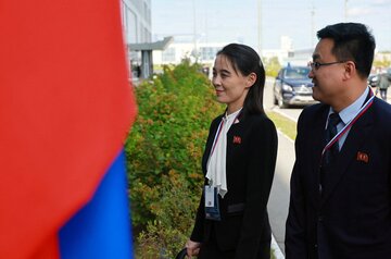 金与正氏（左、ロイター）