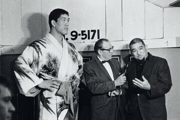 マネジャーのミスター・モト（右）とテレビのインタビューを受ける馬場。風格すら漂う