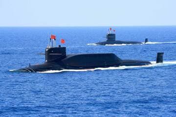 南シナ海での軍事演習中に航行する中国人民解放軍海軍の原子力弾道ミサイル潜水艦（ロイター）