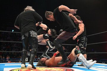 内藤哲也（中央下）を襲撃するH.O.T