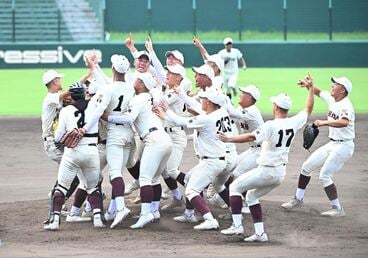 甲子園出場を決めマウンドで歓喜の輪を作る東筑ナイン