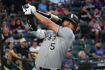 ５戦連発となる１０号２ランを放った村上宗隆（ロイター）