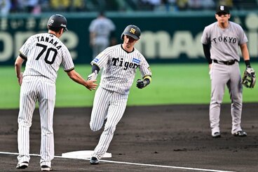 初回、右越えHRを放った阪神・近本(中央)