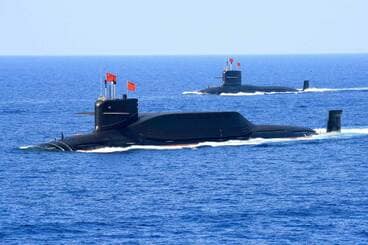 南シナ海での軍事演習中に航行する中国人民解放軍海軍の原子力弾道ミサイル潜水艦(ロイター)