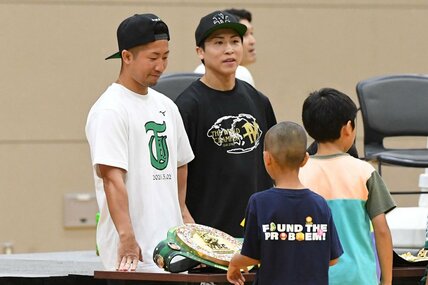 イベントで子供たちを触れ合った井上尚弥(右)と井上拓真