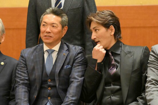 12球団監督会議に出席したソフトバンク・小久保監督。右は日本ハム・新庄監督(代表撮影)