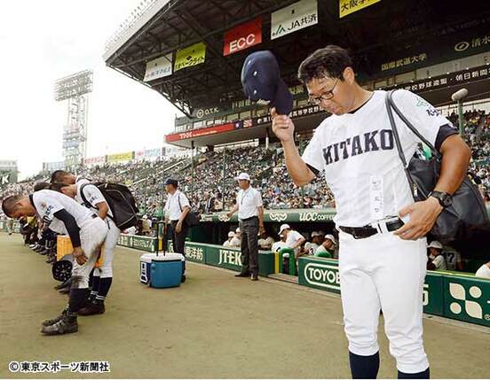 敗れて引き揚げる久保監督(右)ら佐賀北ナイン