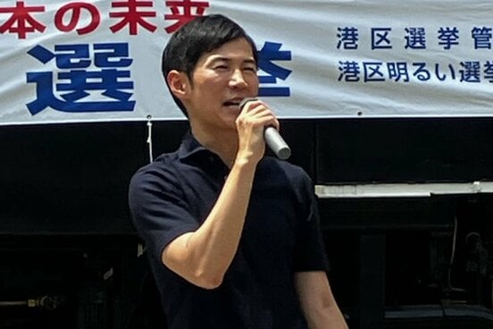 マイクを持つ石丸氏