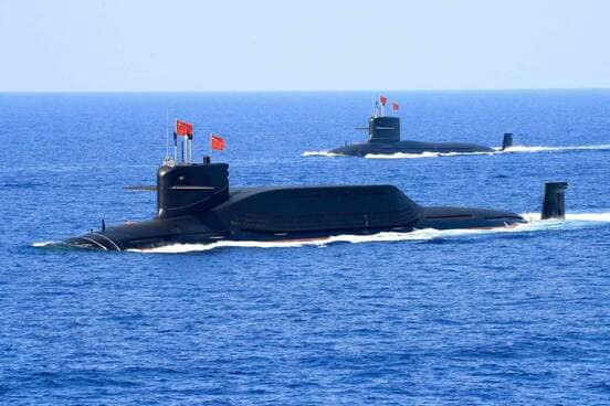 南シナ海での軍事演習中に航行する中国人民解放軍海軍の原子力弾道ミサイル潜水艦(ロイター)