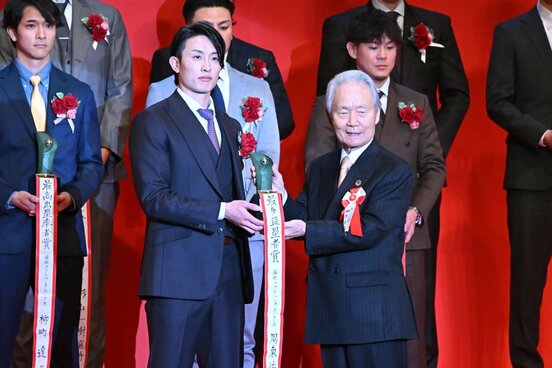 盗塁王とベストナインに輝いたソフトバンク・周東（左）