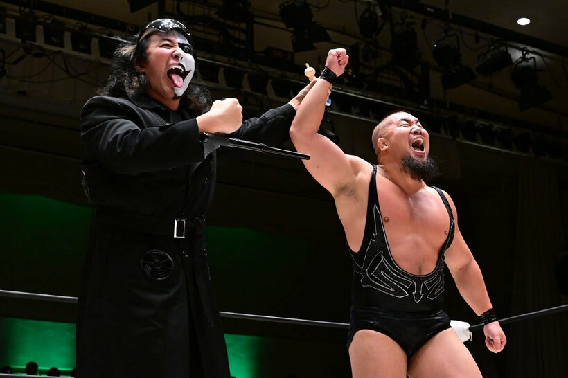 初戦に快勝し、ヨシ・タツ(左)に称えられるマサ北宮