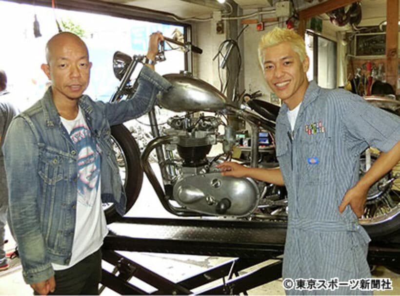 愛車を背にポーズを決める小峠。右は田村亮