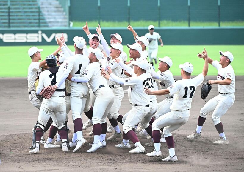 甲子園出場を決めマウンドで歓喜の輪を作る東筑ナイン