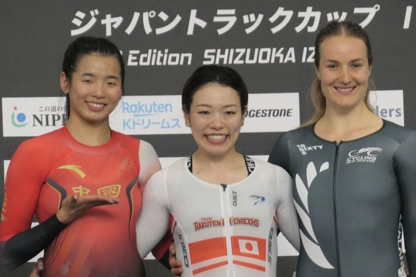 スプリントＶの佐藤水菜（中）と準優勝のユエン・リーイン（左）と３位のエレセ・アンドルーズ