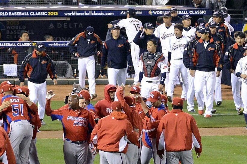 ＷＢＣ準決勝（２０１３年３月１８日）喜ぶプエルトリコ（左手前）と侍ジャパン