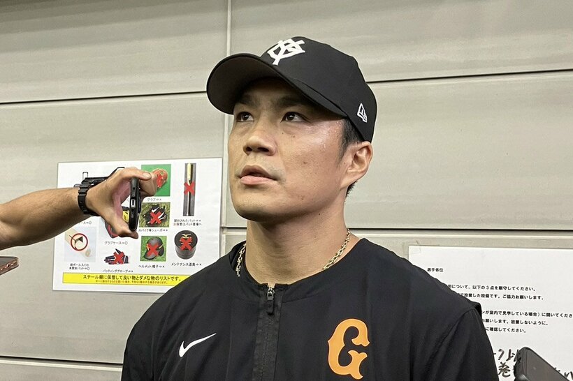 投手練習後に報道陣の取材に応じる巨人・則本昂大投手