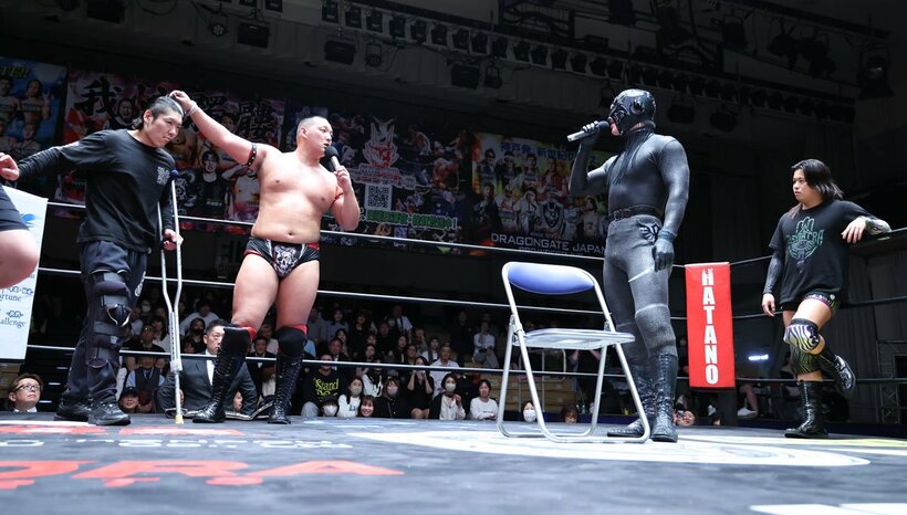 ＢＩＧＢＯＳＳ清水（左）欠場により、菊田（左から２番目）とシュン（右から２番目）は試合条件を交渉