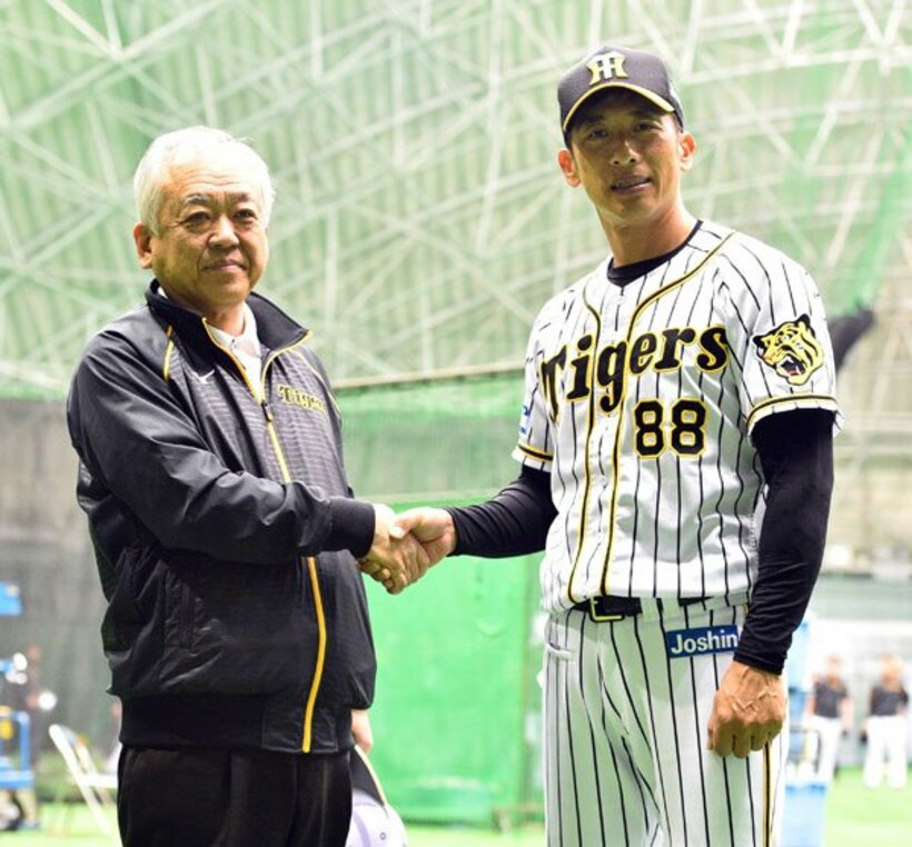  阪神・矢野監督（右）と藤原オーナー（２０１９年）