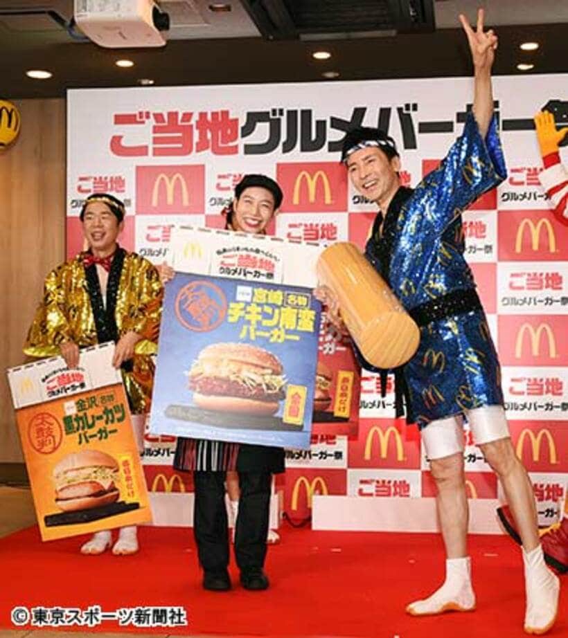  ノリノリの郷ひろみ（右）にダンディ坂野（左）もたじたじ？