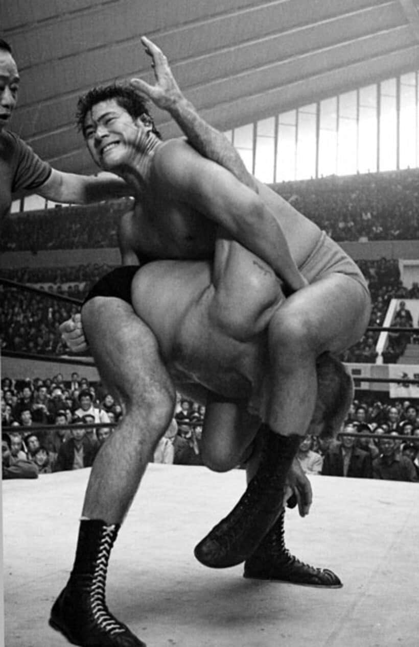  ６９年２月１１日、インタータッグ戦でウィルバー・スナイダーに卍固めを決める猪木