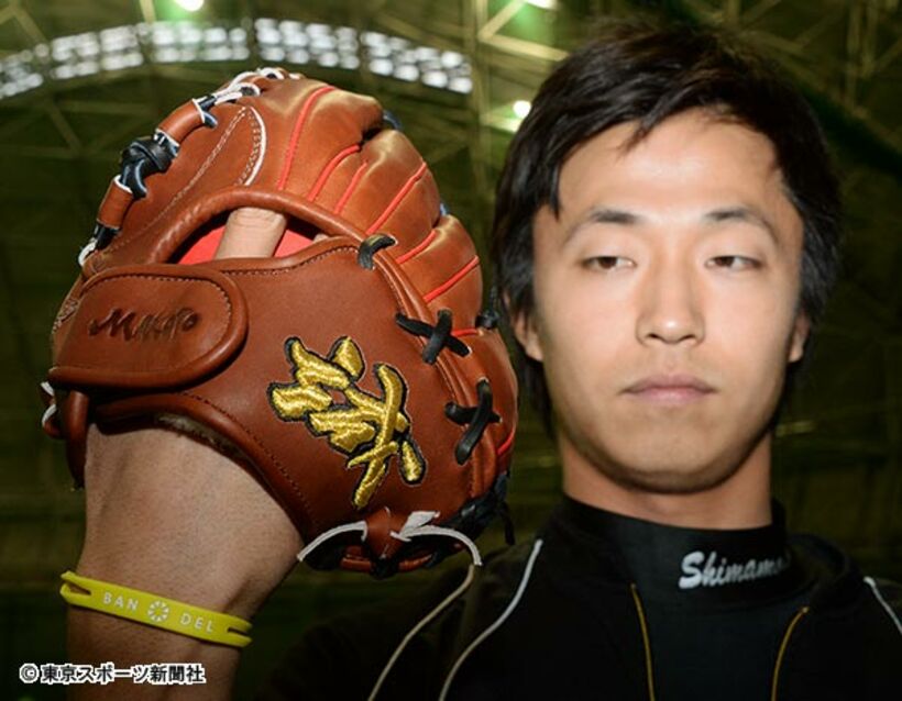  ２０１５年２月、江夏氏からプレゼントされたグラブを見つめる島本