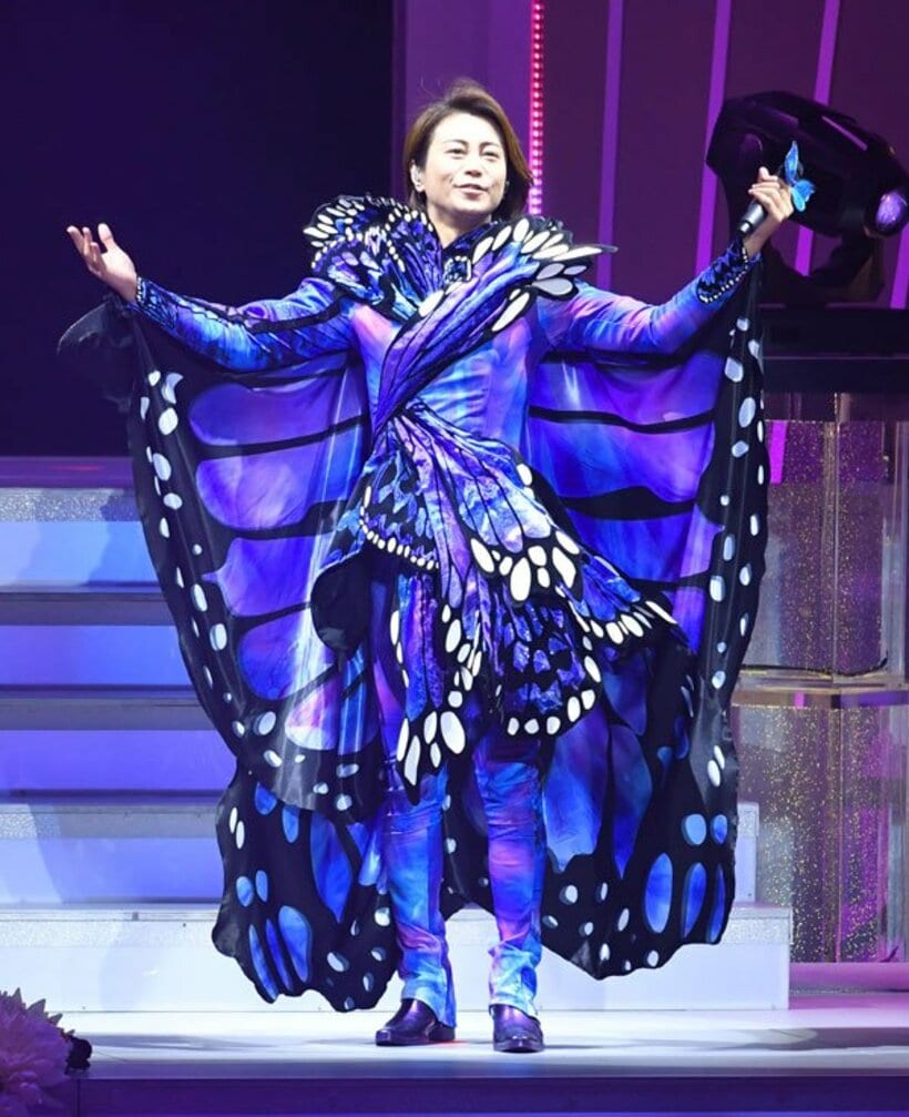  華麗な衣装の数々が展示される