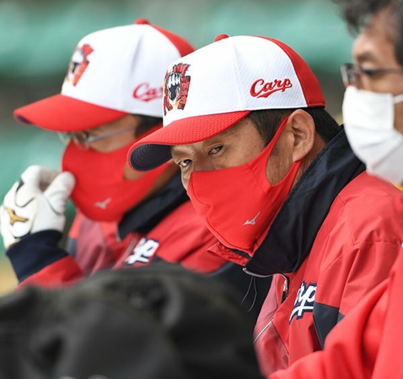  紅白戦をネット裏で視察する佐々岡監督