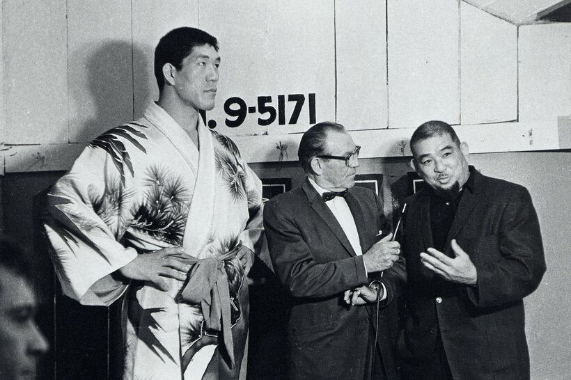 マネジャーのミスター・モト（右）とテレビのインタビューを受ける馬場。風格すら漂う