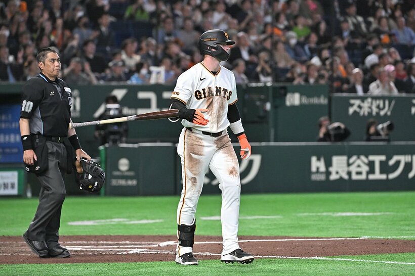 ７回にダメ押しソロを放った巨人・キャベッジ