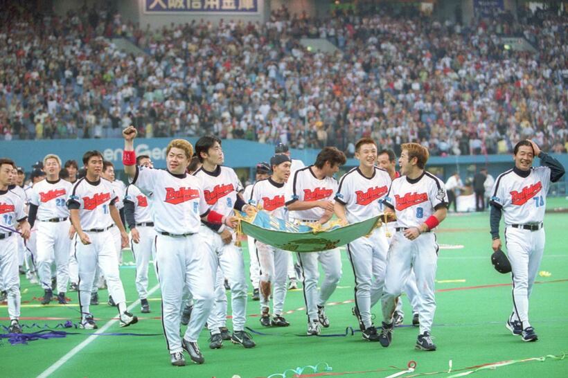 優勝を喜ぶ近鉄ナイン（２００１年９月）