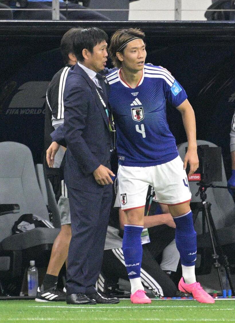 交代した板倉滉（右）に声をかける森保一監督