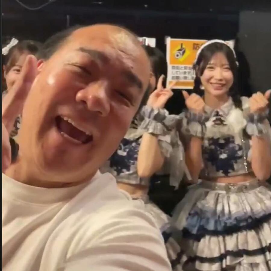 アイドルとの自撮りに大興奮の西村社長(本人のTikTokから)