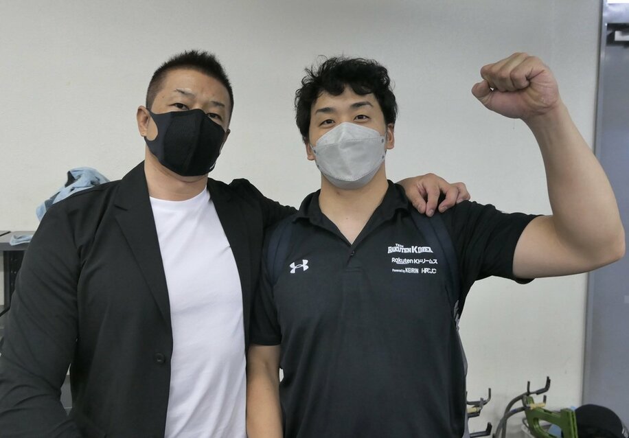 清水裕友（右）は消毒などの感染予防をした後、小倉竜二とタッグ写真を撮影（東スポWeb）.jpg