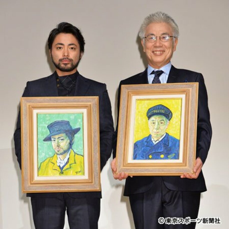  肖像画を贈られた山田孝之（左）とイッセー尾形