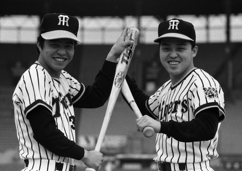  １９７９年暮れ、阪神に入団した直後の岡田(右)。左は「ミスター・タイガース」こと掛布雅之