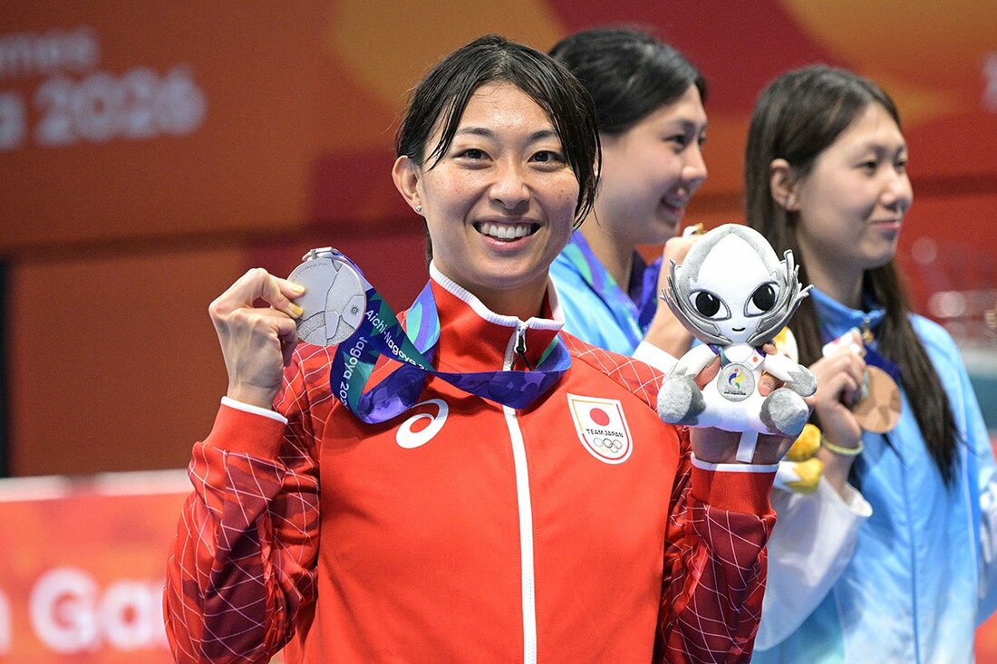 銀メダルを手に笑顔の鈴木聡美.