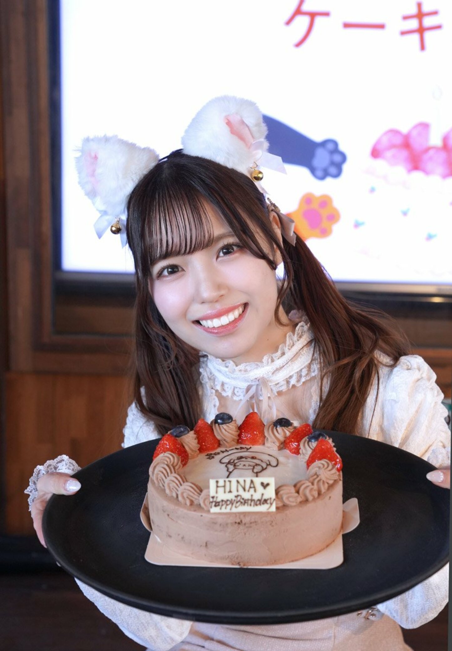 バースデーケーキを持つ元ＳＴＵ４８の岩田陽菜（撮影：木村智哉）
