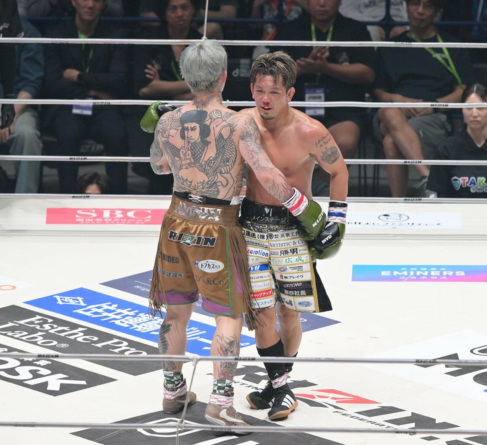 試合後、抱擁する皇治(右)と平本蓮