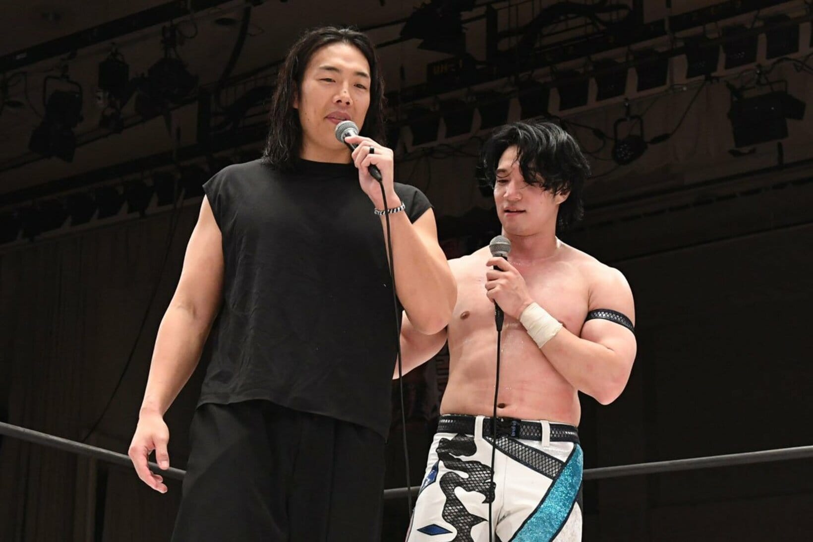 KONOSUKE TAKESHITA（左）
